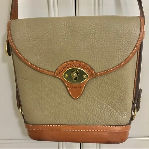 Vintage Dooney and Bourke taupe leather shoulder bag. - Picture 4 of 6